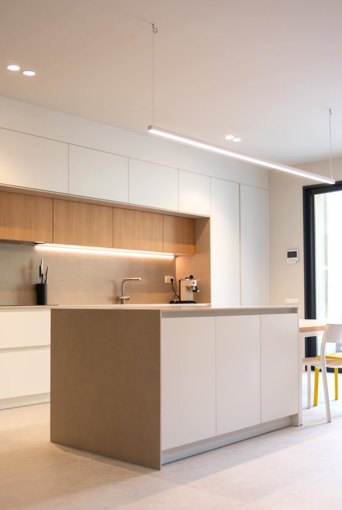 Cuina amb gran capacitat d’emmagatzematge a Altafulla: pantrys i raconers útils